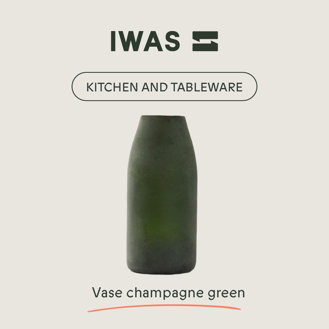 Groen glazen vaas gemaakt van champagneflessen
