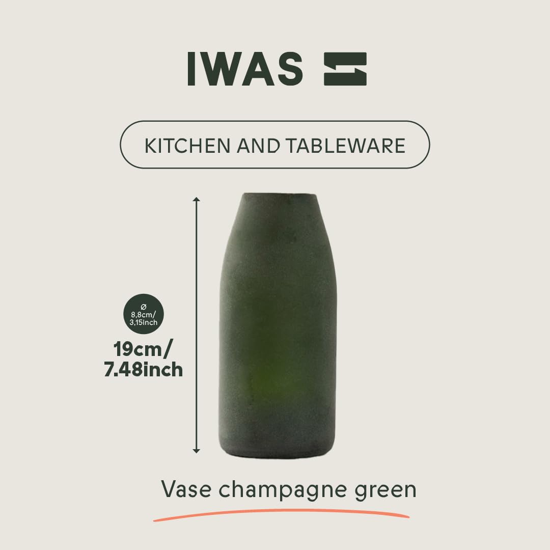 Groen glazen vaas gemaakt van champagneflessen