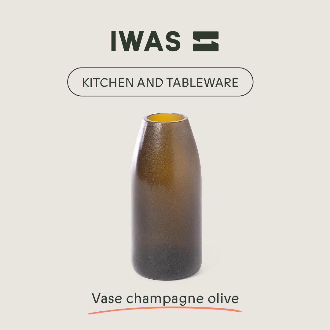 Olijfvaas gemaakt van champagneflessen