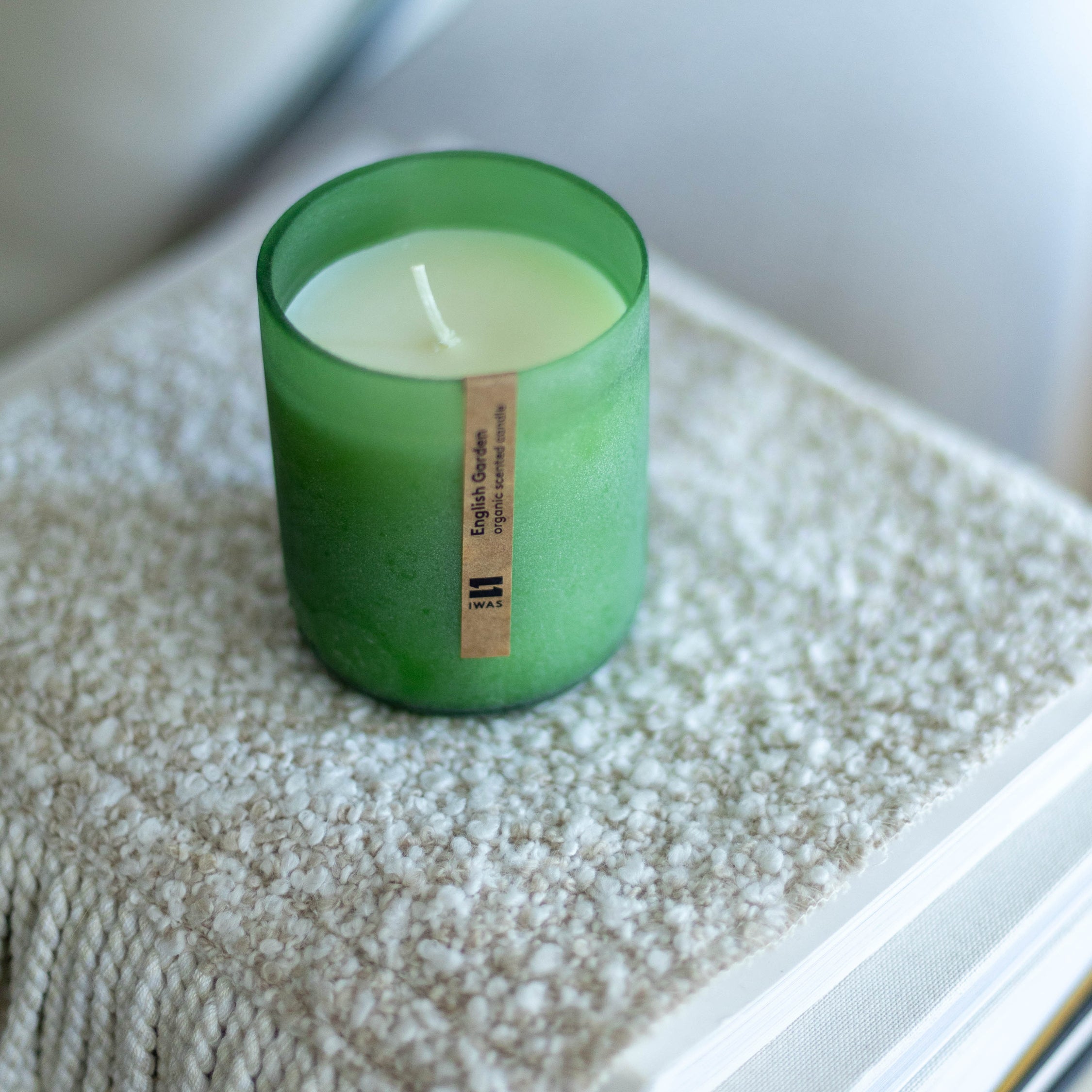 Bougie parfumée biologique « Jardin Anglais » - Récipient en verre 100% UPcyclé - Temps de combustion 18/20 heures